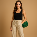 Luchtige damesbroek met elastische tailleband en losse pasvorm, geschikt voor zomerse casual of chique outfits.