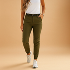 Dames chino broek met slim fit en stretch, verkrijgbaar in zwart, khaki en legergroen, perfect voor werk of casual outfits.