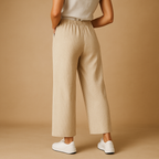 Zomerbroek voor dames met normale pasvorm, luchtig materiaal en elegante uitstraling, geschikt voor casual en chique zomerse outfits.