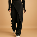 Moderne asymmetrische baggy broek voor dames met losse pasvorm en dubbele knoopsluiting, perfect voor een casual of chique outfit.