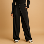 Moderne asymmetrische baggy broek voor dames met losse pasvorm en dubbele knoopsluiting, perfect voor een casual of chique outfit.