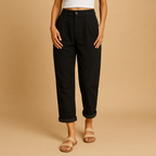 Dames corduroy broek met hoge taille, rechte pijpen en relaxed-fit pasvorm, ideaal voor herfstige dagen en casual chique outfits.
